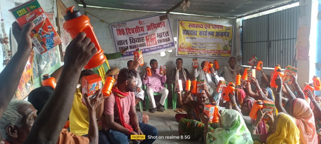 गरीब परिवारों के बीच एक-एक किलो ग्लूकोज एवं एक-एक डिब्बा वितरित हुआ। 