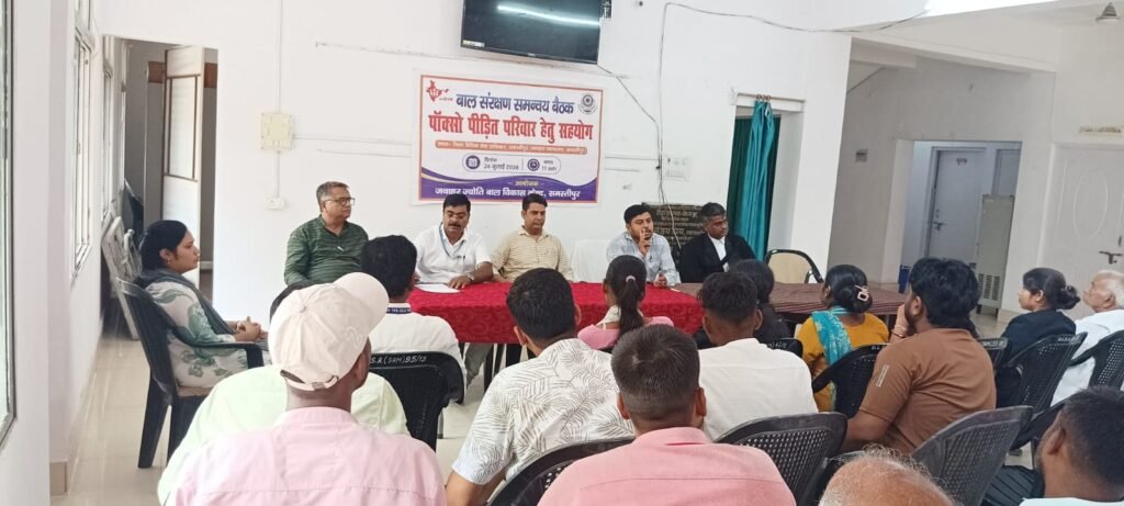 अंतरिम मुआवजा के प्रक्रिया बताते हुए जिला विधिक प्राधिकार के लेखपाल श्री प्रभात रंजन। 